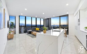 Penthouse, 2 habitaciones, vista al río | Cocina privada | Refrigerador con congelador, microondas, horno y parrilla de estufa 
