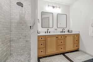 Shower, towels, toilet paper - NEW Listing - Cape Escape II - 4bdr - 2bth - POOL - Sleeps 10+ (Cape Coral)
