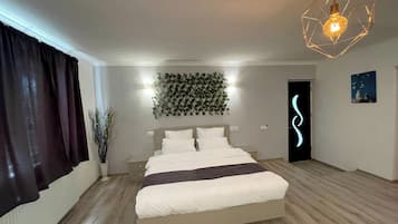 6 bedrooms, desk, iron/ironing board, free WiFi