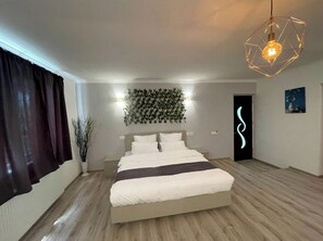 6 عدّة غرف نوم ومكتب ومكواة/لوح كي وواي فاي مجانًا