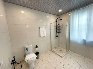 Shower, hair dryer, towels, toilet paper - Stay Active Hotel (Dusheti)