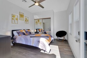 4 Schlafzimmer, Schreibtisch, Bügeleisen/Bügelbrett, Reisekinderbett