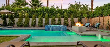 Alberca al aire libre y alberca climatizada