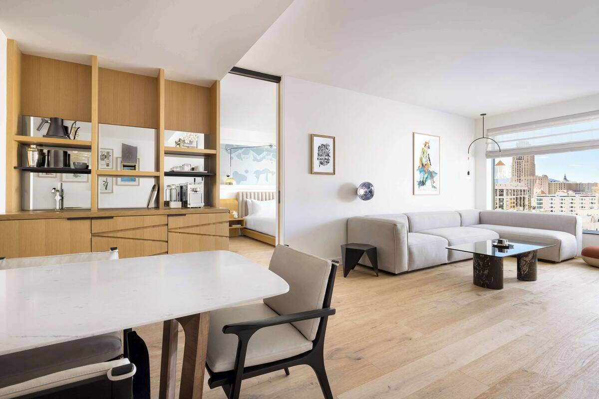Timbri Signature Suite | Oppholdsområde | En 55-tommers LED-TV med kabel-kanaler samt TV
