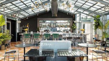 2 bars/lounges, cocktail bar