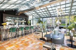 2 bars/lounges, cocktail bar