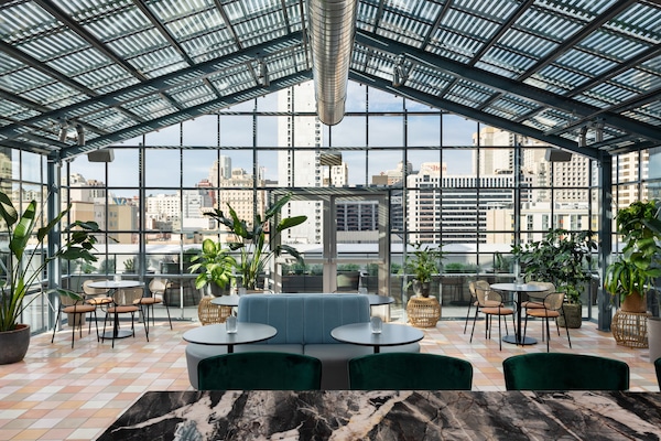 2 bars/lounges, cocktail bar