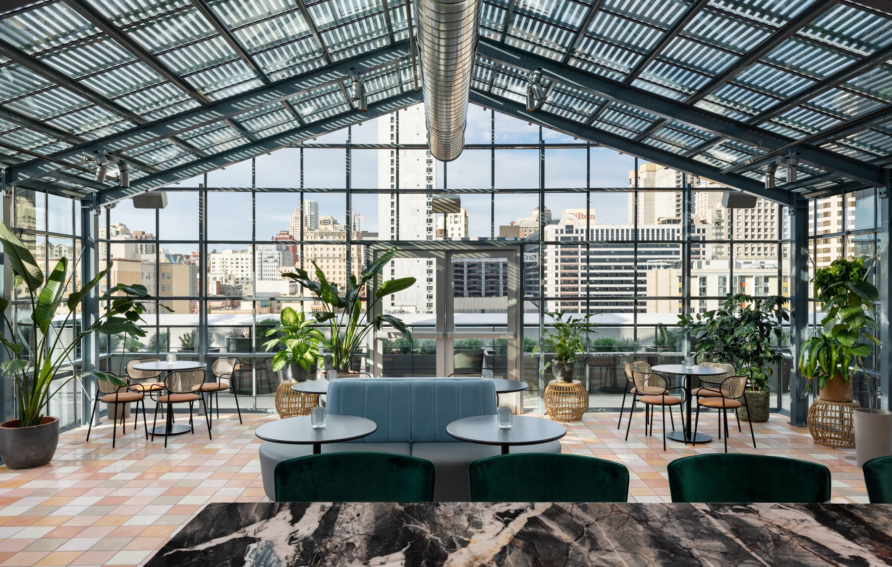 2 bars/lounges, cocktail bar