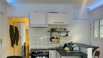 Réfrigérateur, micro-ondes, four, plaque de cuisson