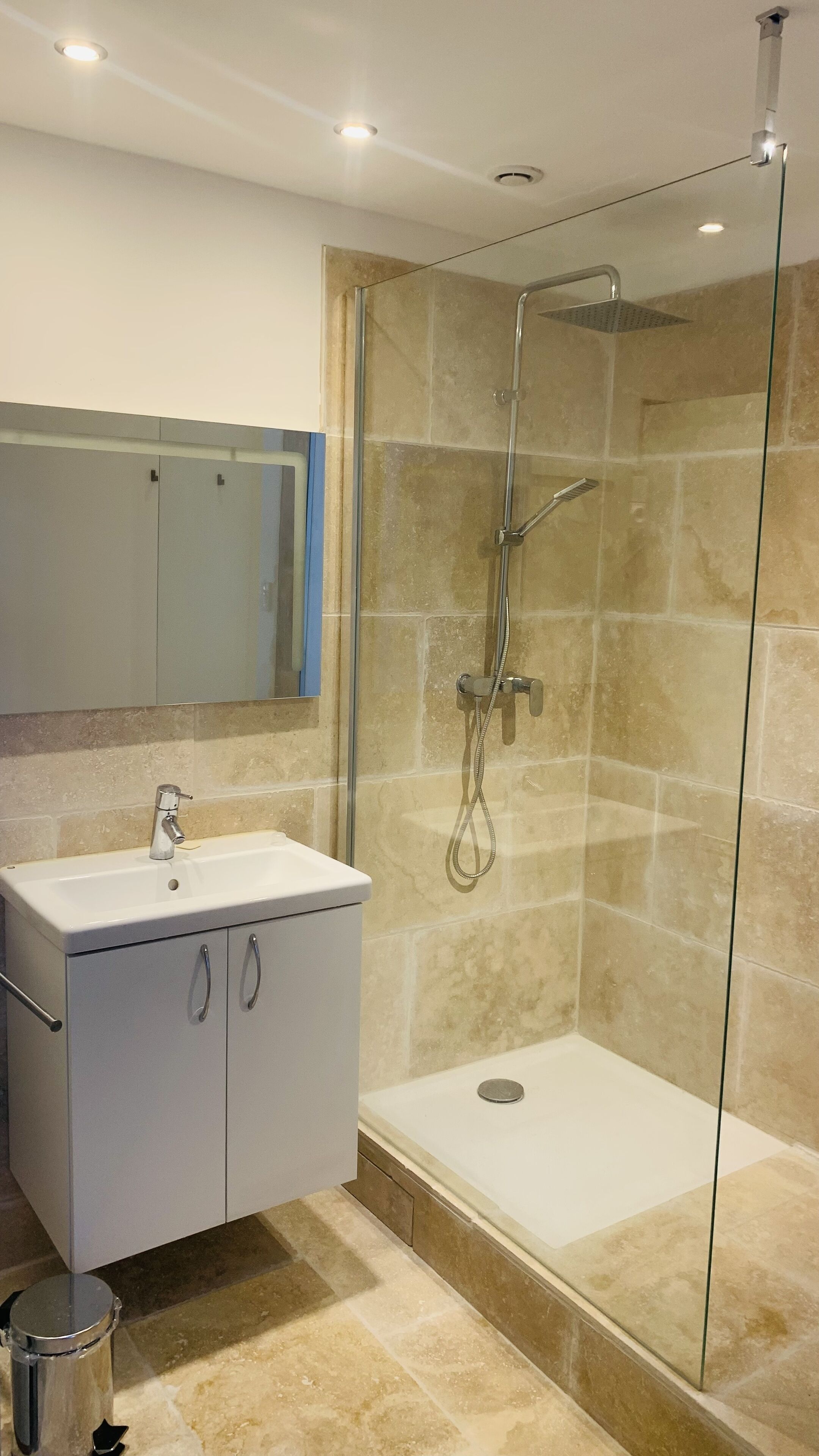 Douche, sèche-cheveux, serviettes fournies, savon