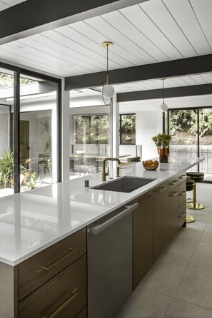 ثلاجة، ميكروويف، فرن، موقد طهي مسطح