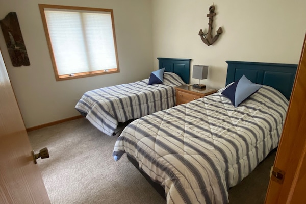 Second bedroom with two twin beds