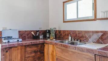 Réfrigérateur, cafetiÚre/bouilloire, moulin à café