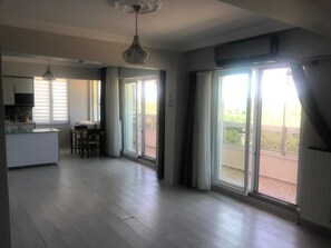 Deluxe Room, Non Smoking, Sea View | Free WiFi, bed sheets