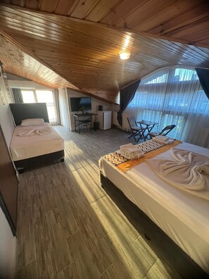 Standardzimmer, Mehrere Betten, Nichtraucher, Poolblick