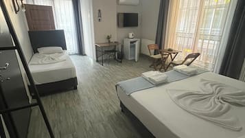 Rom – standard, flere senger, ikke-røyk, bassengutsikt | Wi-fi (inkludert) og sengetøy