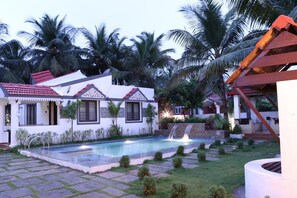 Outdoor pool - Beautiful villa w/Private swimming pool — 15 min from the beach! (Nemeli)