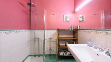 Douche, sĂšche-cheveux, serviettes fournies, shampoing