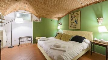 2 bedrooms, desk, iron/ironing board, WiFi