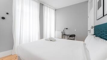 2 habitaciones, escritorio, tabla de planchar con plancha y internet