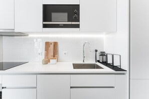 Geladeira, micro-ondas, fogão, cafeteira/chaleira