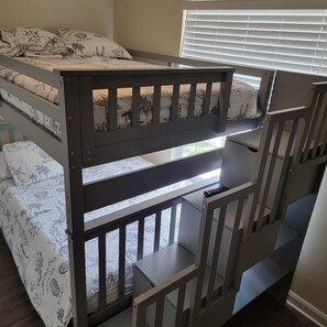 3 bedrooms, iron/ironing board, WiFi, bed sheets