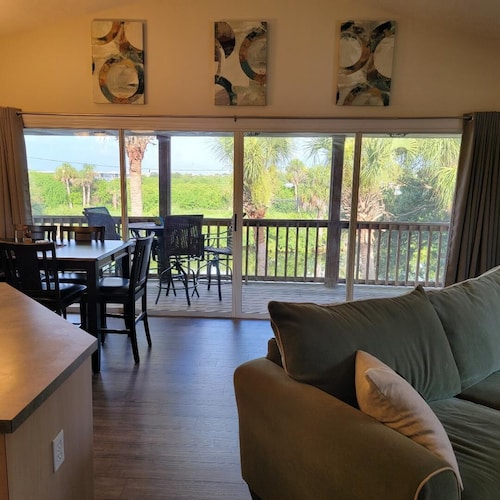 Beautiful 3 br 2 ba. Home on the Alafia River, 15 Min. from Tampa