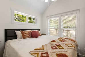 2 bedrooms, iron/ironing board, free WiFi, bed sheets - Flower Child Tiny Home at Lake Travis (Spicewood)