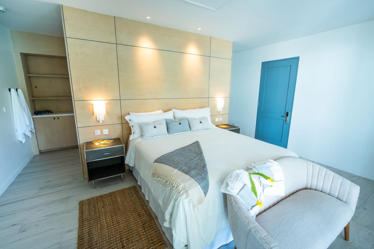 Exclusieve villa, 1 kingsize bed, uitzicht op strand, aan zee | 1 slaapkamer, lakens van Egyptisch katoen, luxe beddengoed