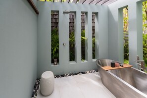 Signature Villa, 1 King Bed, Beach View, Oceanfront | Bathroom | Designer toiletries, hair dryer, bathrobes, bidet - Villa Kaya (St. George's)