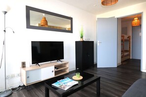 TV - Studio cabin seaquarium area 4 people garden view (LE GRAU DU ROI)