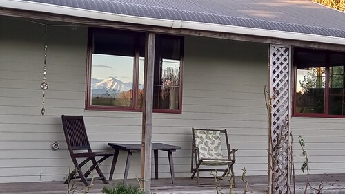 Cosy country cottage retreat - close to the airport and the mountains