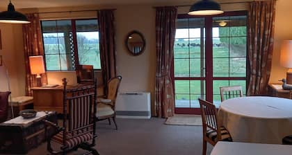 Cosy country cottage retreat - close to the airport and the mountains