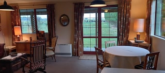 Cosy country cottage retreat - close to the airport and the mountains