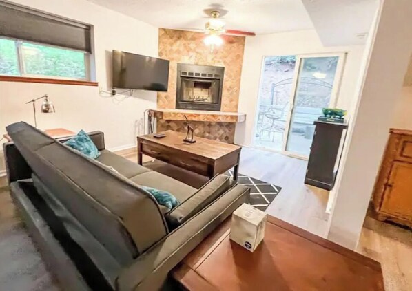 Smart TV, fireplace - _Colorado's best getaway and adventure located at the base of Pikes Peak #2 (Cascade-Chipita Park)