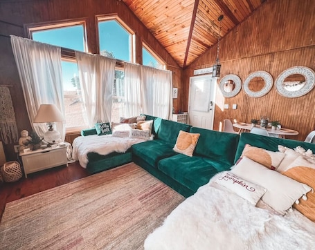 TV, video games, stereo. Breathtaking ViewsTwo Bedroom Cabin with Hot tub