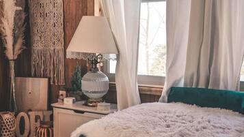 2 bedrooms, iron/ironing board, travel cot, WiFi