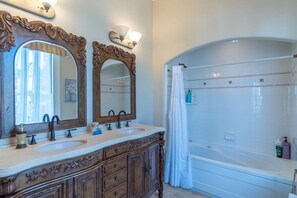 Combined shower/tub, hair dryer, towels