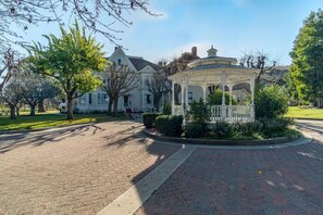 Property grounds - KING SUITE in Mansion Near Beach Monterey Carmel (Salinas)