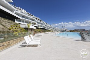 Una piscina a sfioro