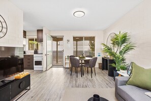 Interior - Trendy townhouse on lake’s edge with lush parks! (Wembley)