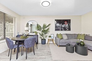 Smart TV, books - Trendy townhouse on lake’s edge with lush parks! (Wembley)