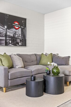 Interior - Trendy townhouse on lake’s edge with lush parks! (Wembley)