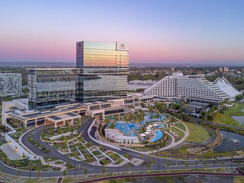 Trendy townhouse on lake’s edge with lush parks!