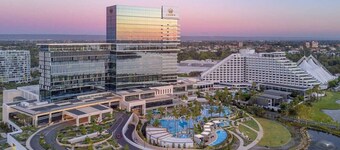 Trendy townhouse on lake’s edge with lush parks!