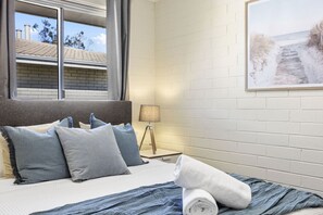 2 bedrooms, desk, iron/ironing board, travel crib - Trendy townhouse on lake’s edge with lush parks! (Wembley)