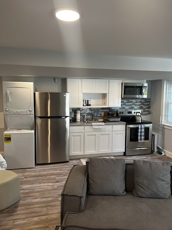 Fridge, microwave, oven, stovetop. STUDIO apt. nightly or monthly stays with washer, dryer, work space and WiFi