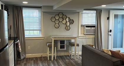 STUDIO apt. nightly or monthly stays with washer, dryer, work space and WiFi