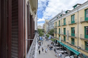 A pedestrian street lined with buildings, some with balconies and others with ground-level shops. - 4br 2bth best location SOl, new (Madrid)