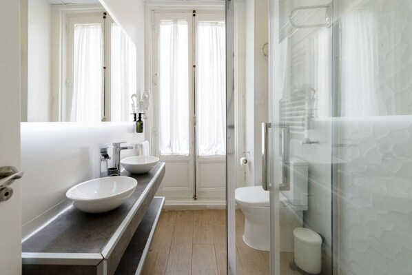 Combined shower/tub, jetted tub, hair dryer, towels